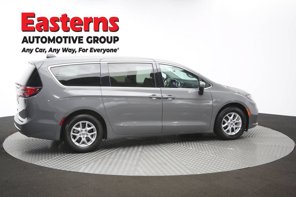 Used 2023 Chrysler Pacifica Touring-L FWD image 43