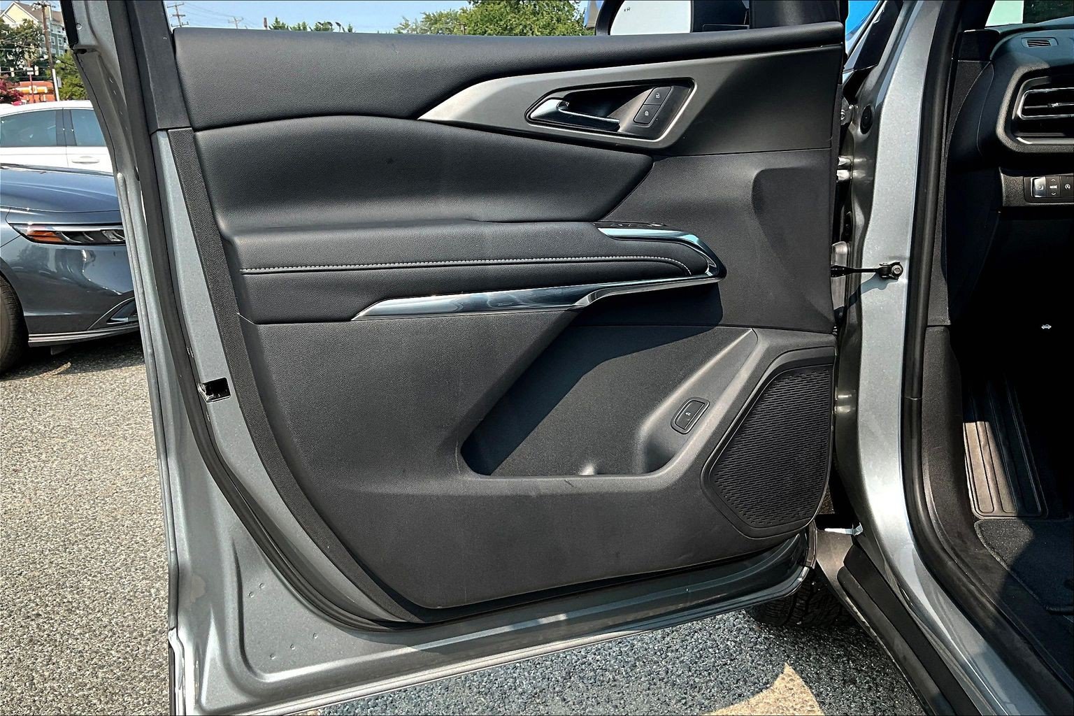 Used 2025 Chevrolet Traverse LT w/ Sun and Wheel Package FWD image 18
