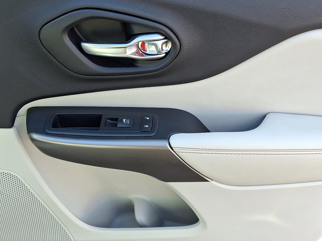 Used 2019 Jeep Cherokee Limited image 10