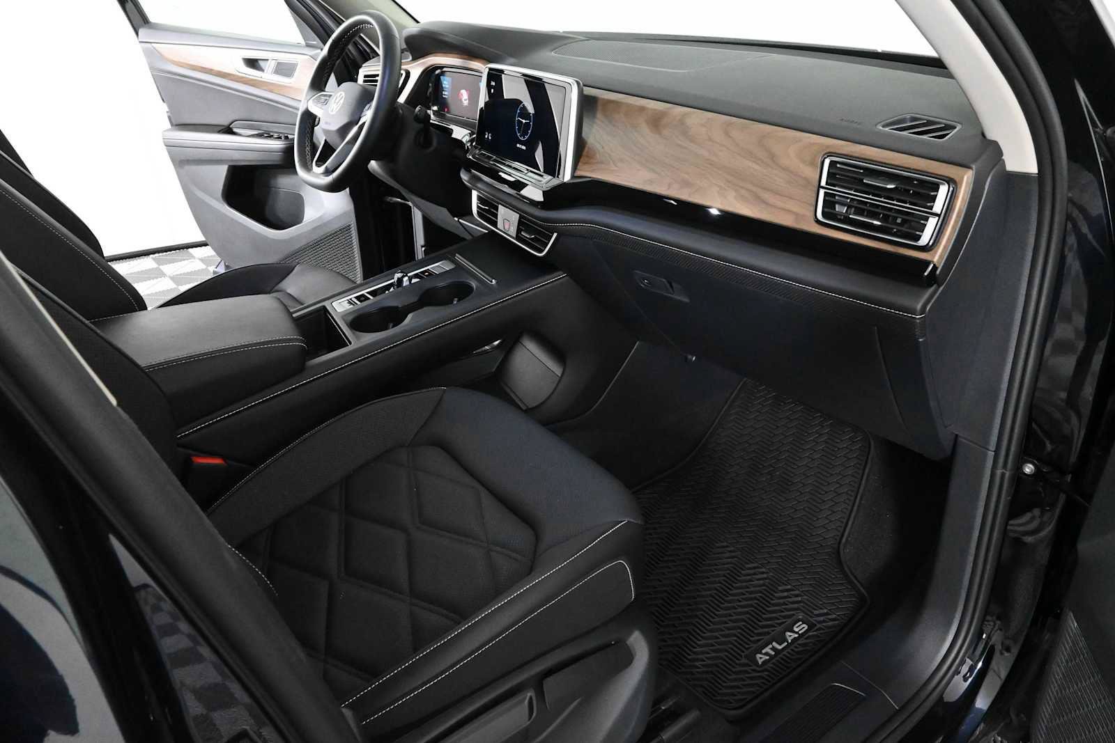 Certified 2026 Volkswagen Atlas SE FWD image 8
