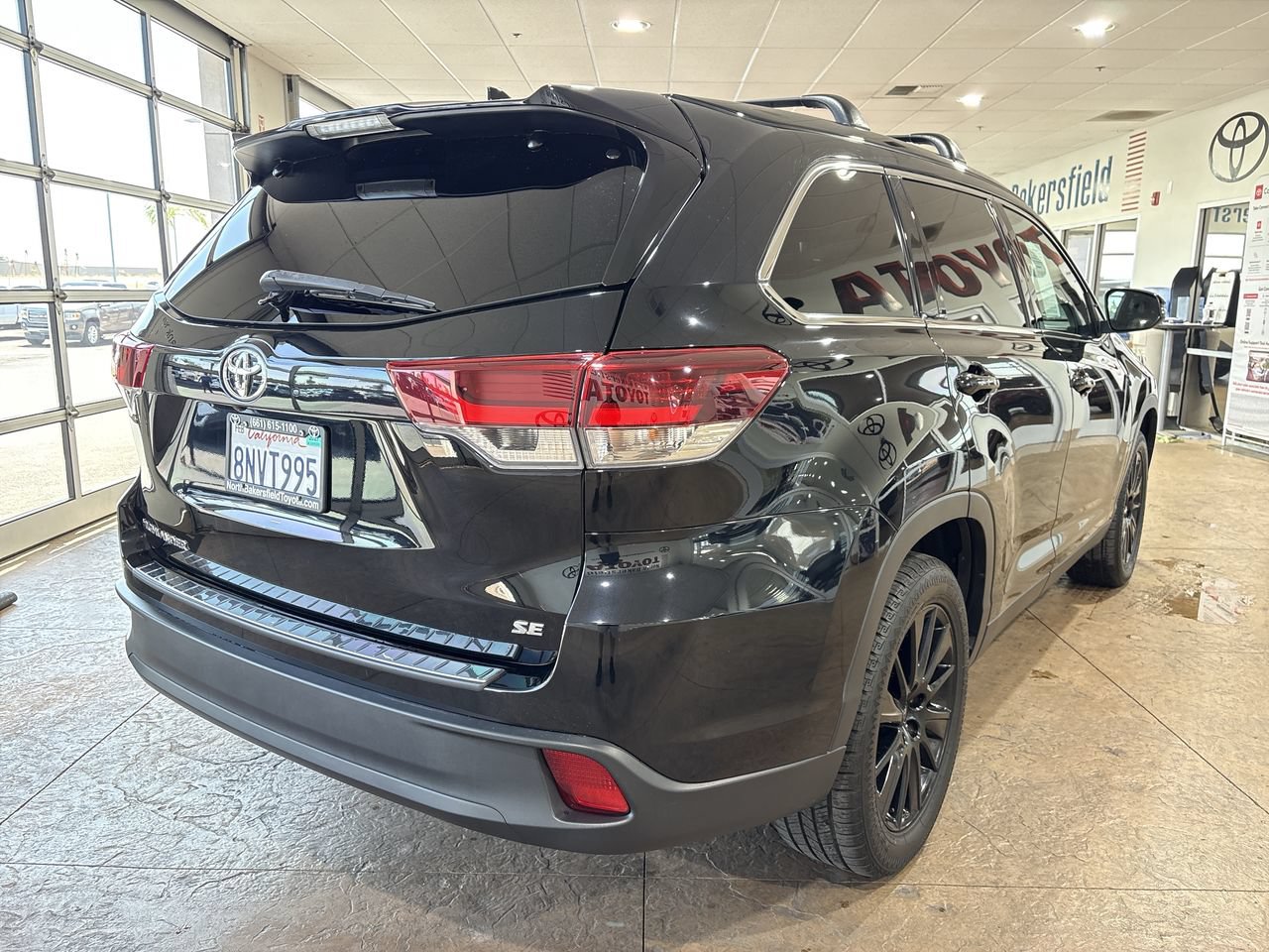Certified 2019 Toyota Highlander SE FWD image 2