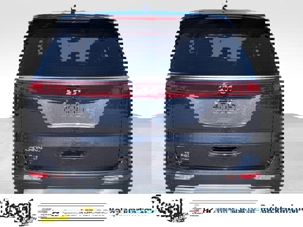 Used 2023 Kia Carnival EX image 4