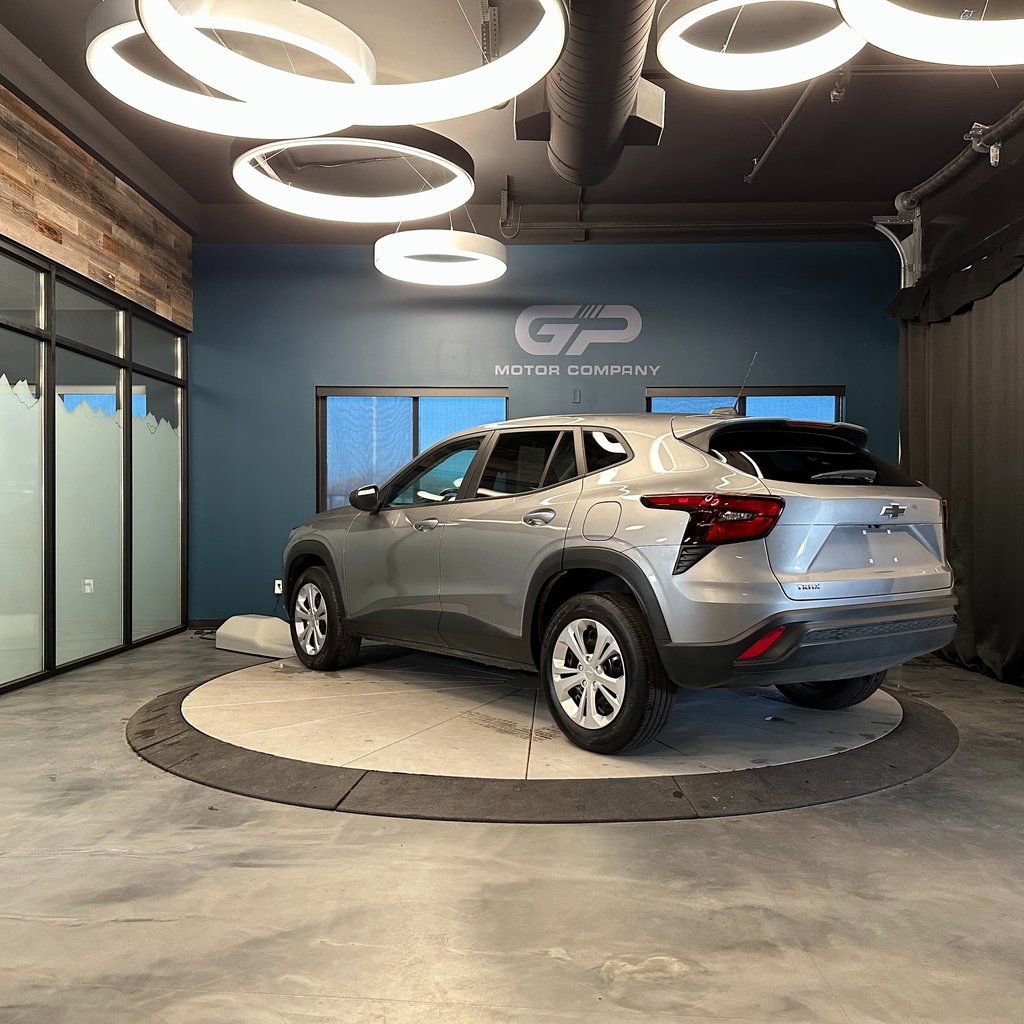 Used 2024 Chevrolet Trax LS w/ LPO, Blackout Package image 5