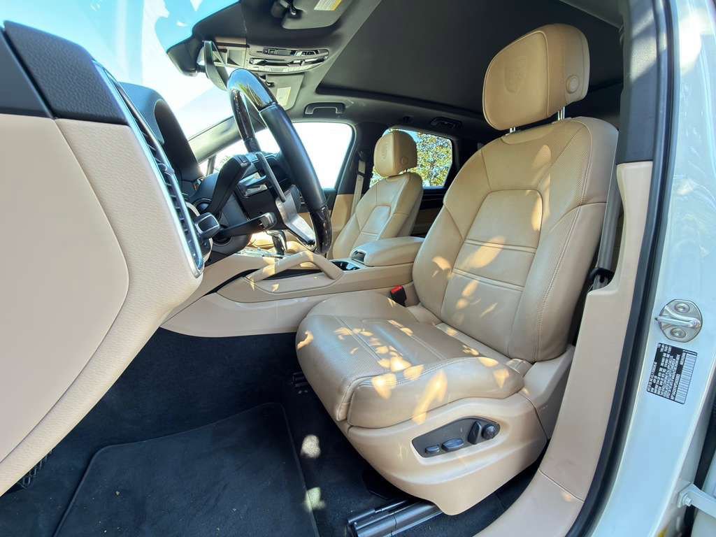 Certified 2023 Porsche Cayenne Platinum Edition image 5