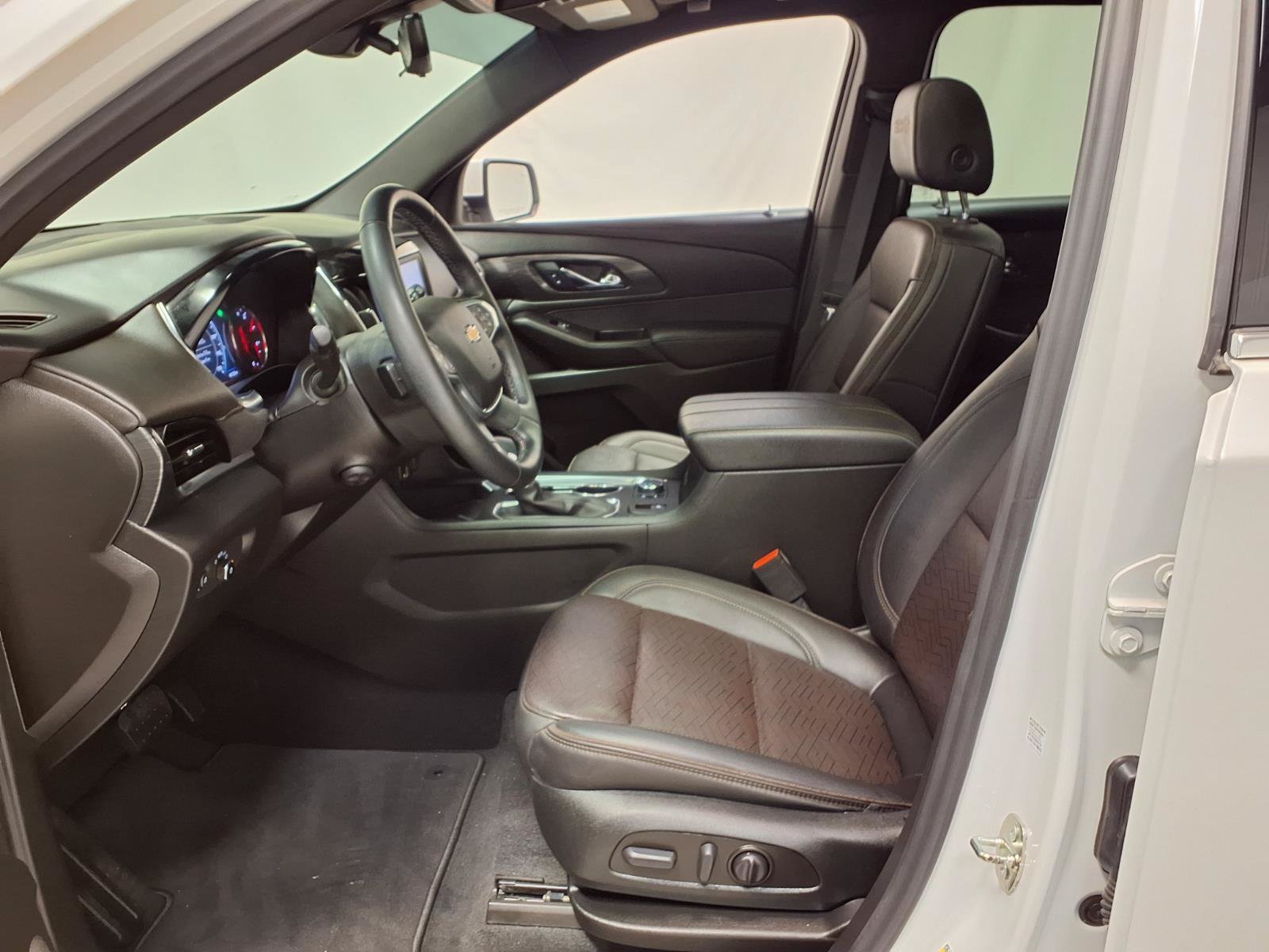 Used 2023 Chevrolet Traverse High Country FWD image 25