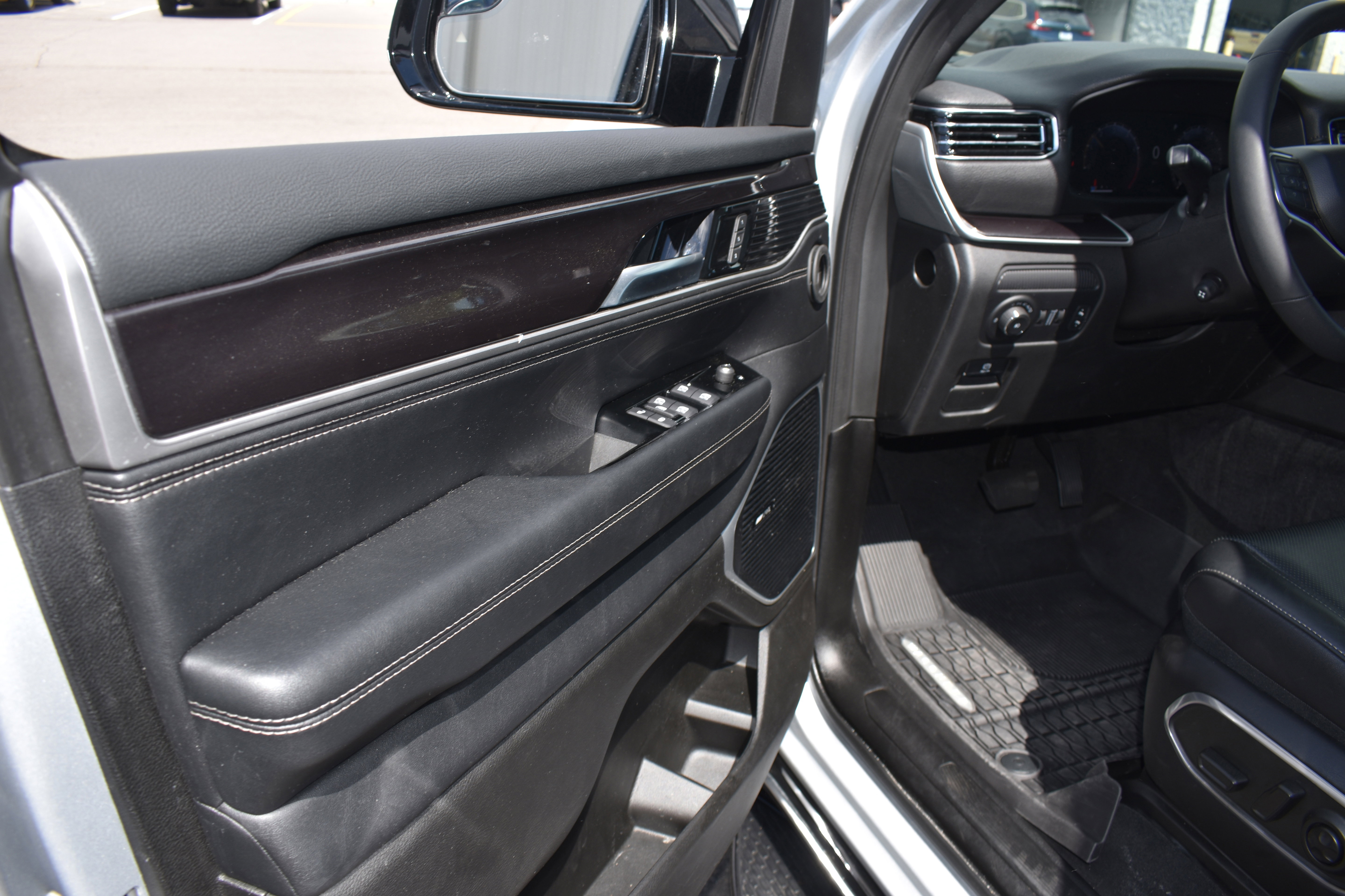 Used 2024 Jeep Wagoneer 4WD w/ Premium Group I image 25