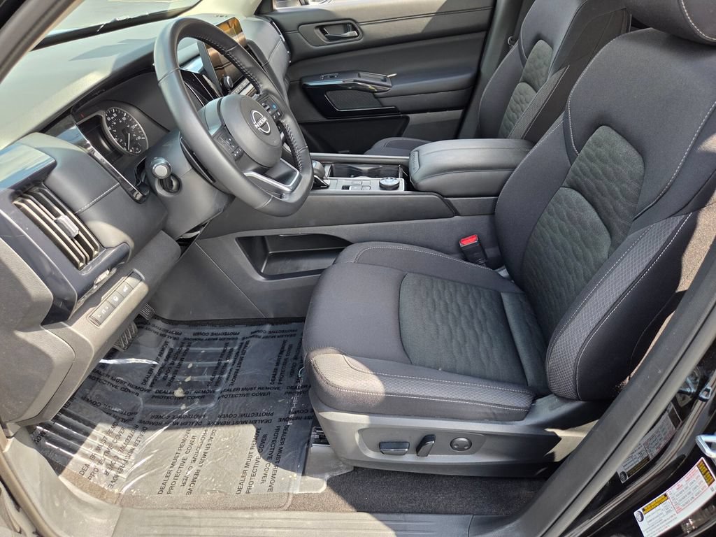 Used 2025 Nissan Pathfinder SV AWD/4WD image 9