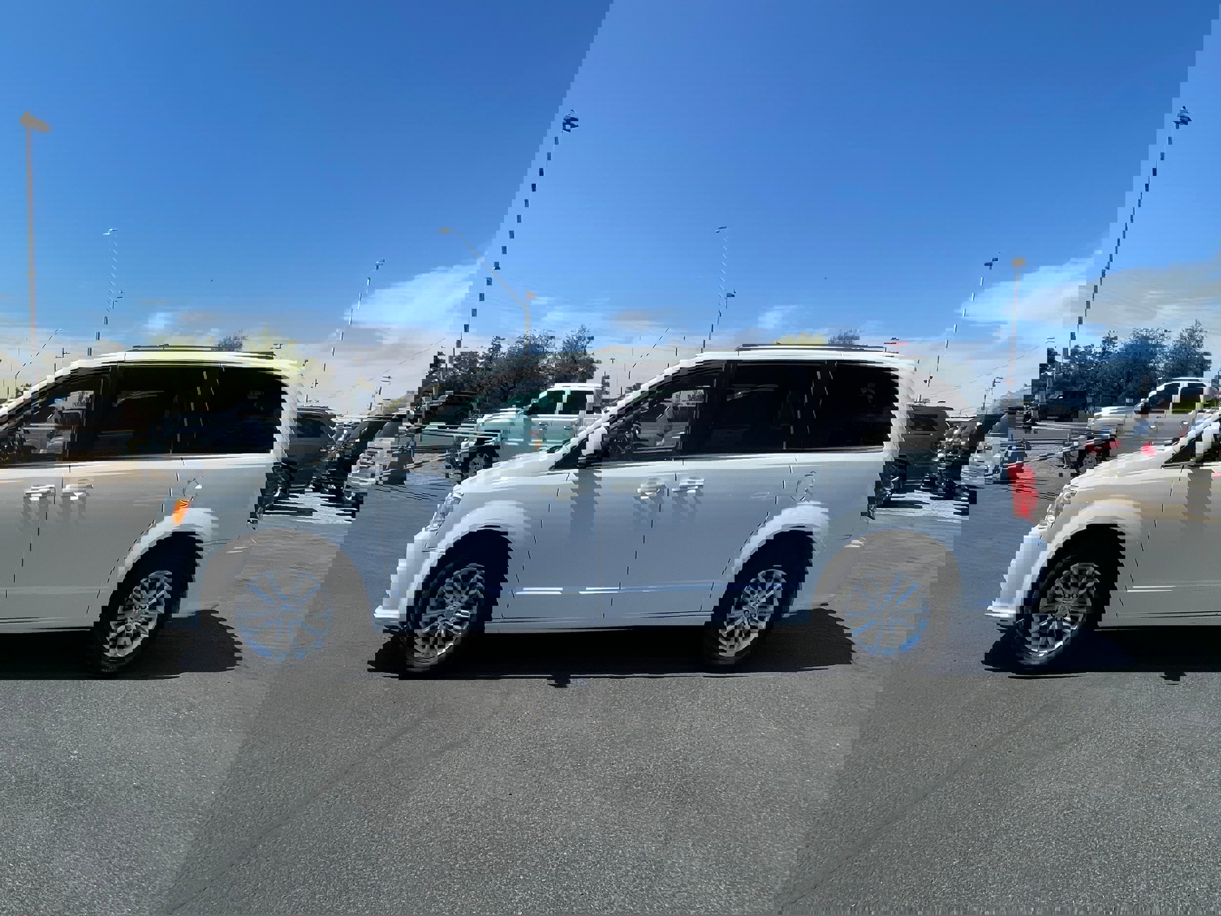 Used 2018 Dodge Grand Caravan SXT image 2