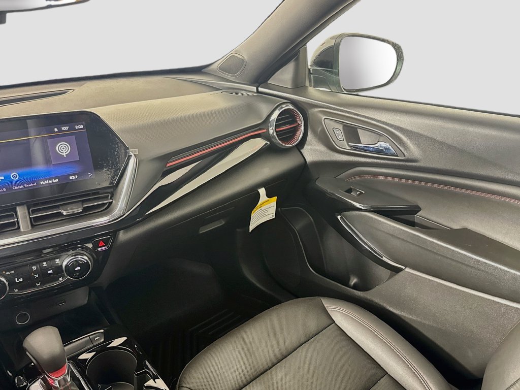 Used 2025 Chevrolet Trax RS w/ Sunroof Package FWD image 25