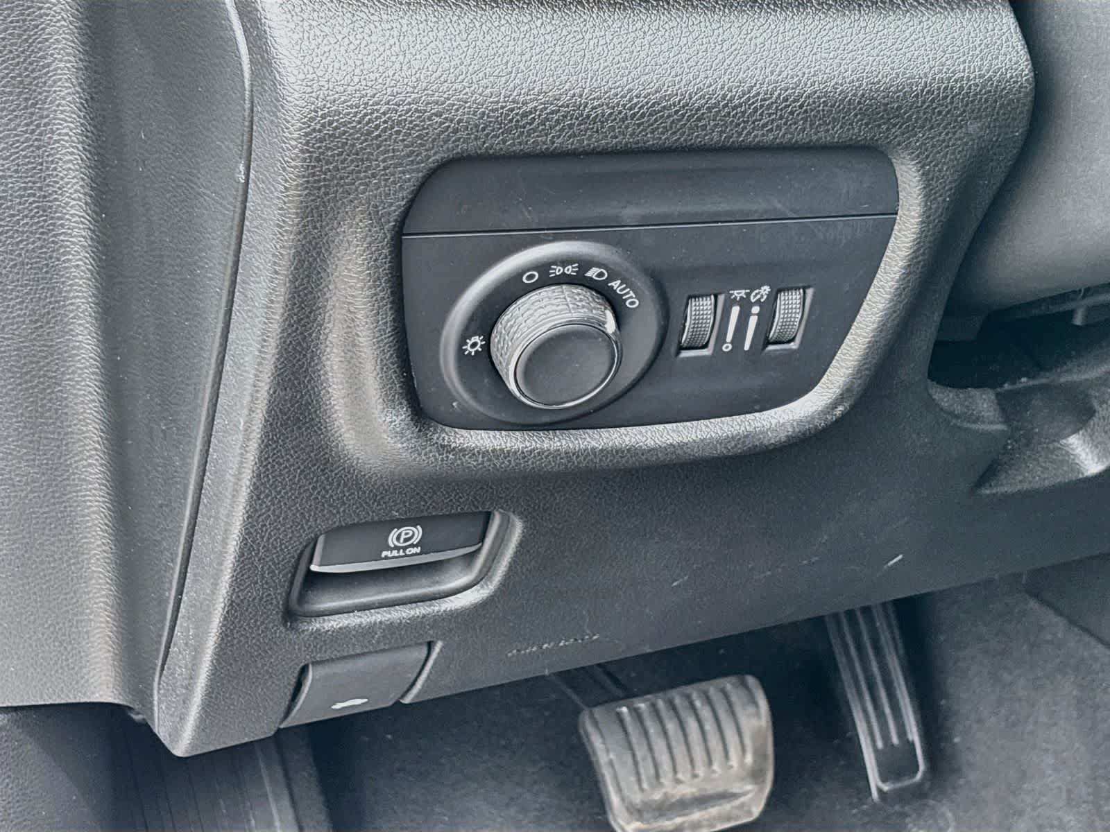 Used 2024 Jeep Grand Cherokee Laredo RWD image 10