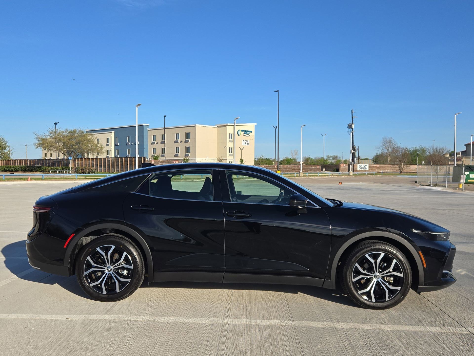Used 2025 Toyota Crown XLE AWD/4WD image 2