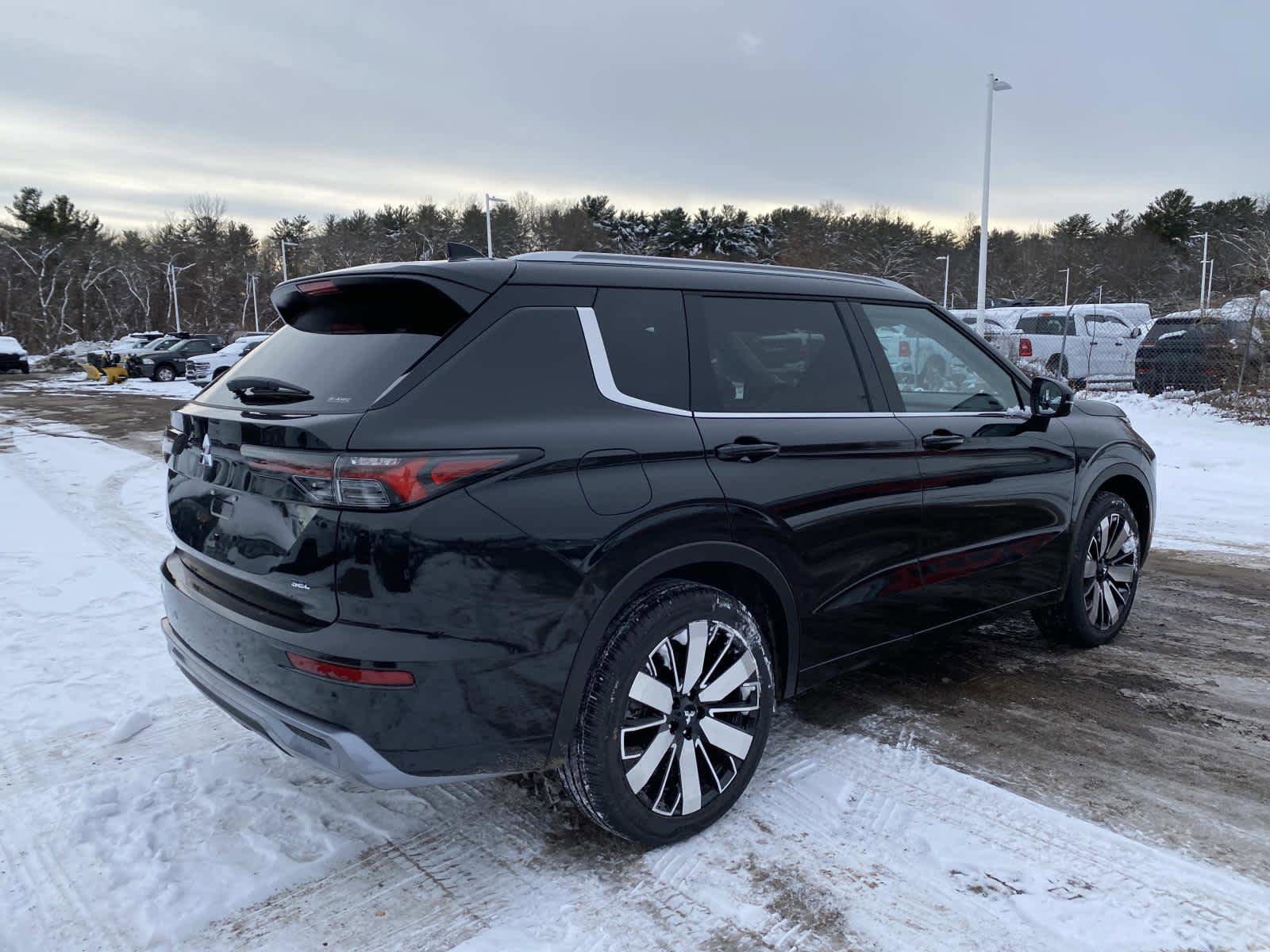 New 2026 Mitsubishi Outlander AWD image 3
