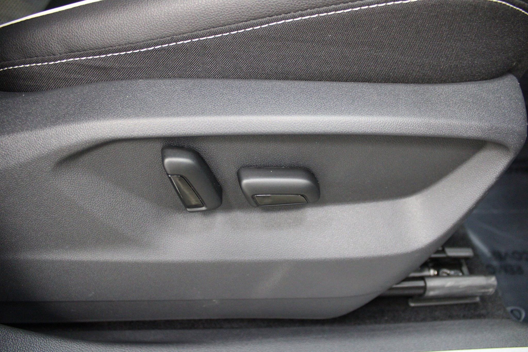 Used 2022 Volkswagen Tiguan SEL R-Line image 32