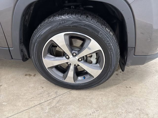 Used 2019 Jeep Cherokee Limited w/ Technology Group image 12