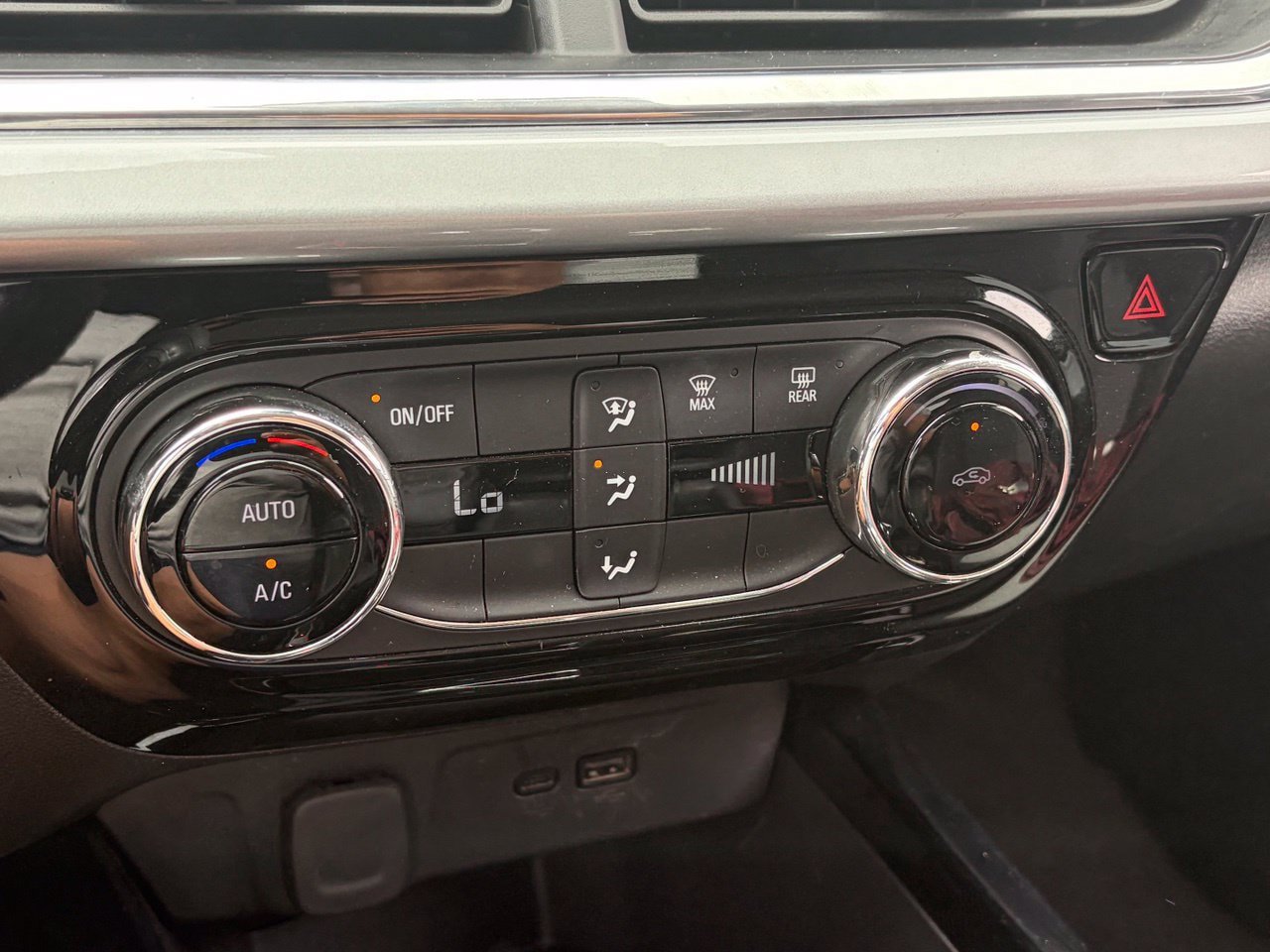 Used 2025 Chevrolet Trax LT FWD image 9