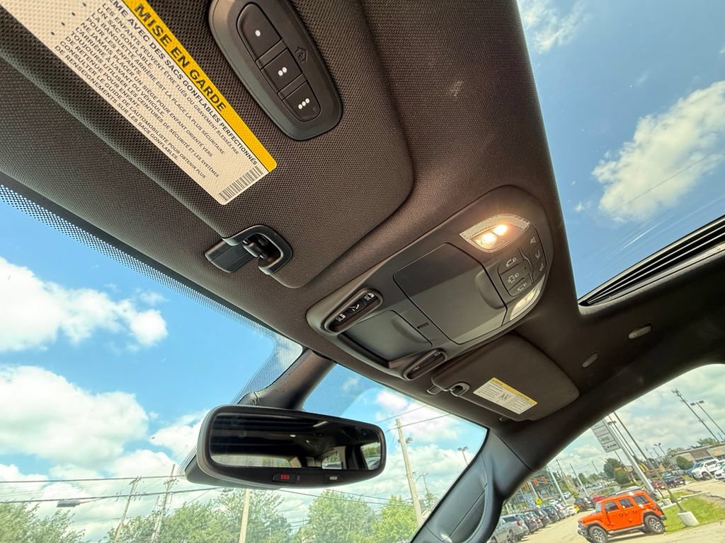 Used 2025 Chrysler Pacifica Limited FWD image 22