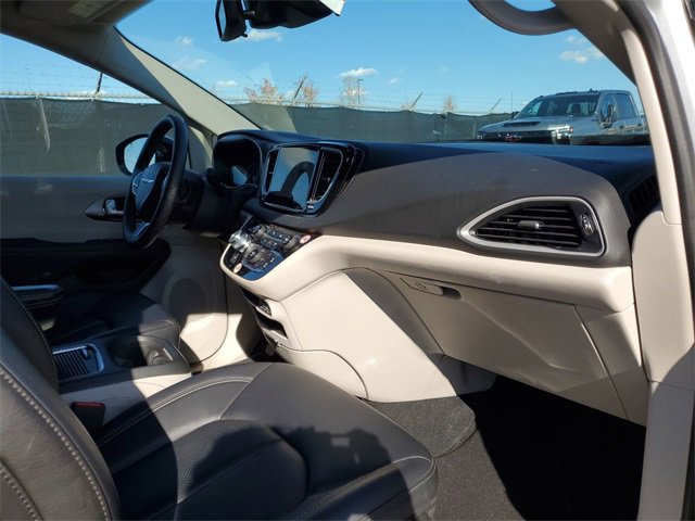Used 2024 Chrysler Pacifica Touring-L image 28