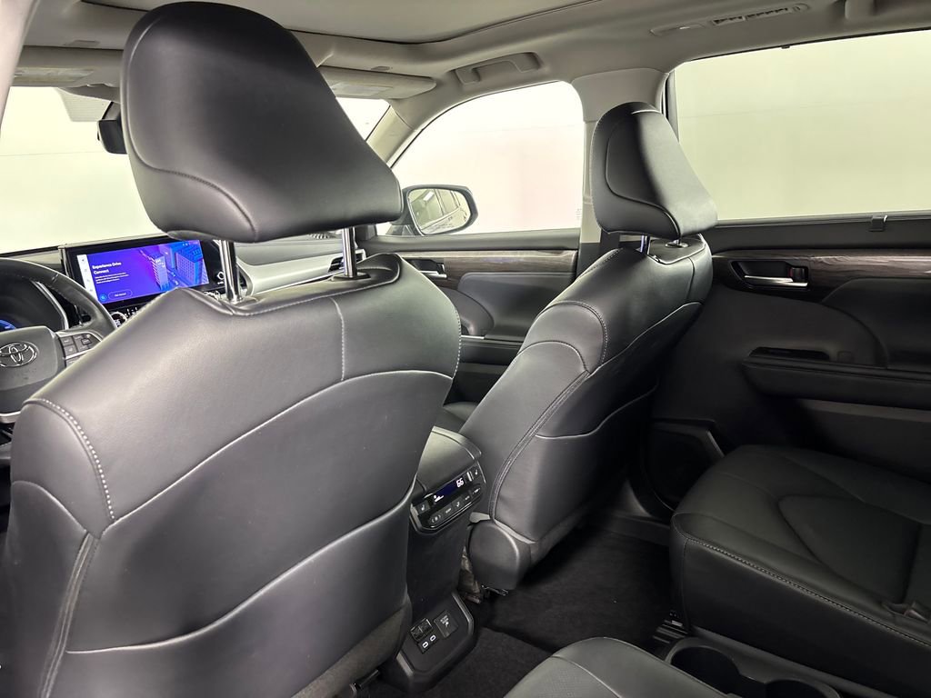 Used 2023 Toyota Highlander Platinum image 29