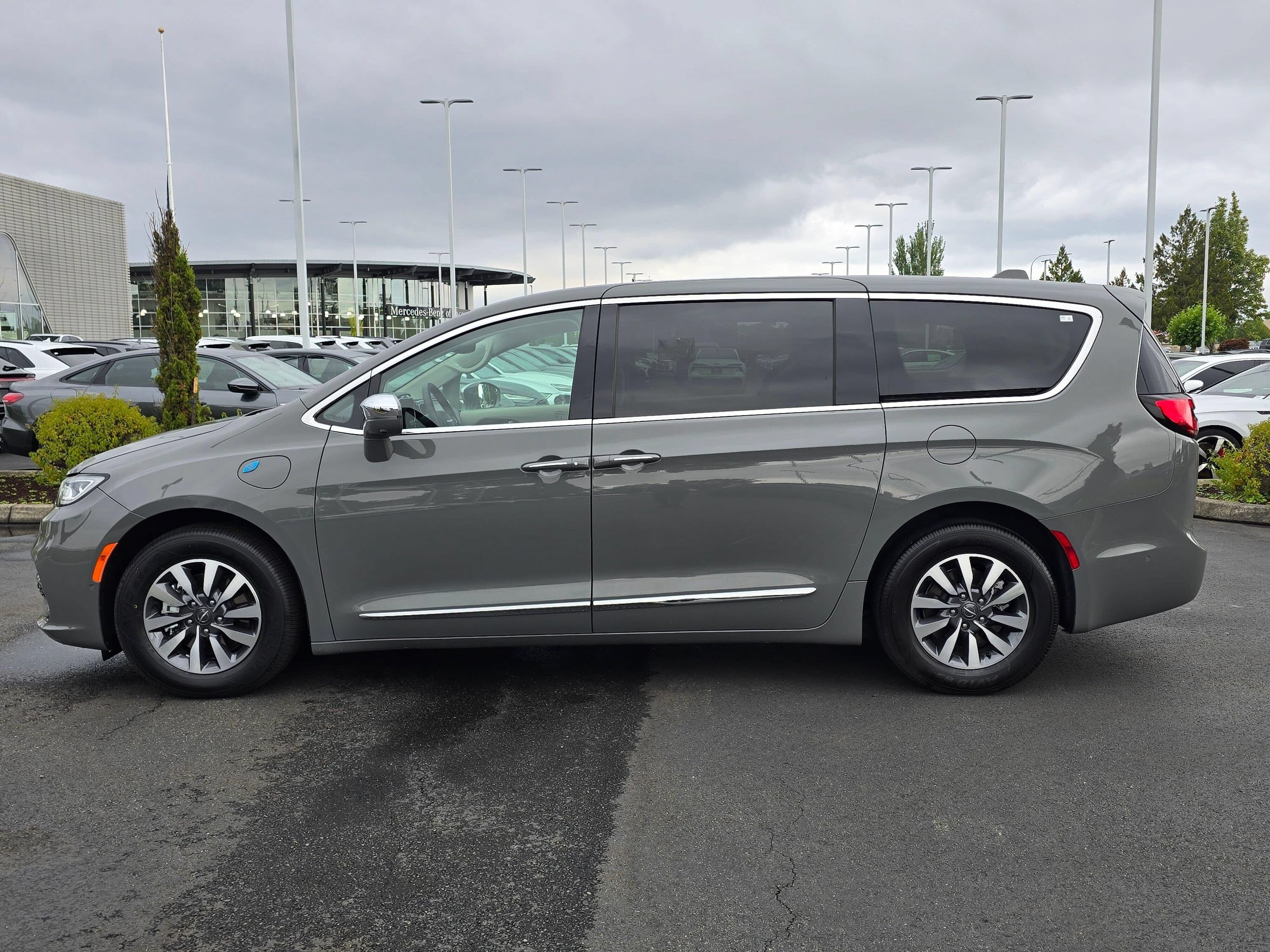 Used 2022 Chrysler Pacifica Limited FWD image 2