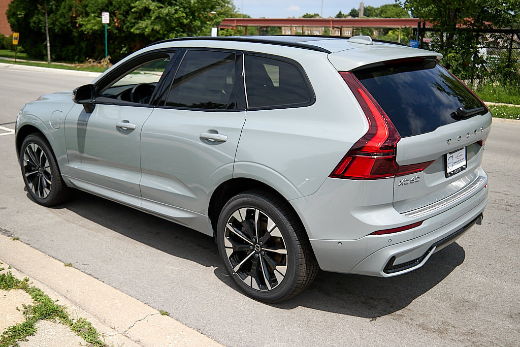 New 2026 Volvo XC60 T8 Plus w/ Climate Package PRO AWD/4WD image 7