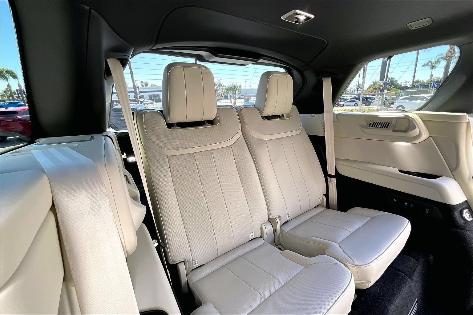 New 2026 Land Rover Range Rover Long Wheelbase SE AWD/4WD image 11