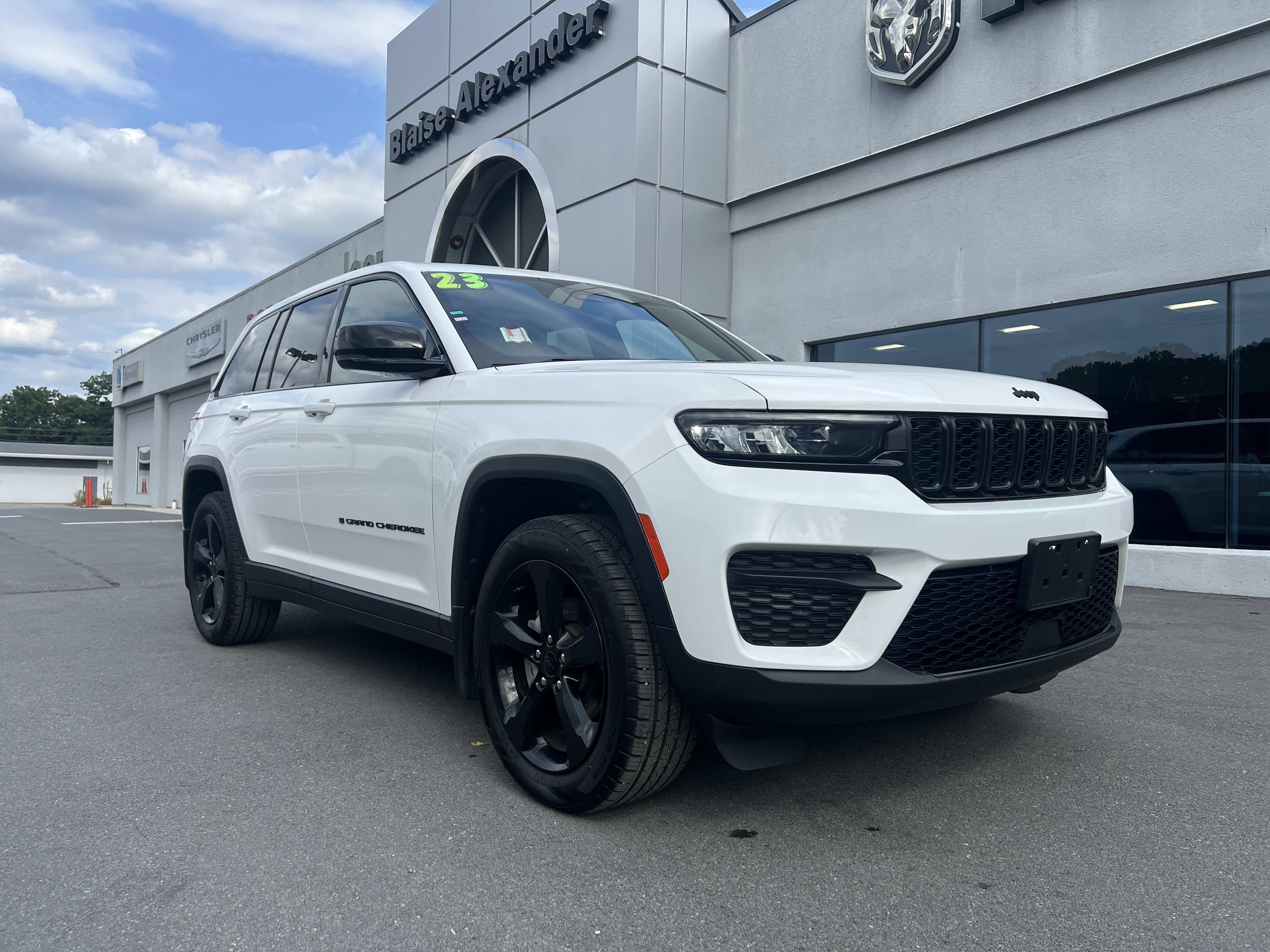 Used 2023 Jeep Grand Cherokee Altitude AWD/4WD video 1