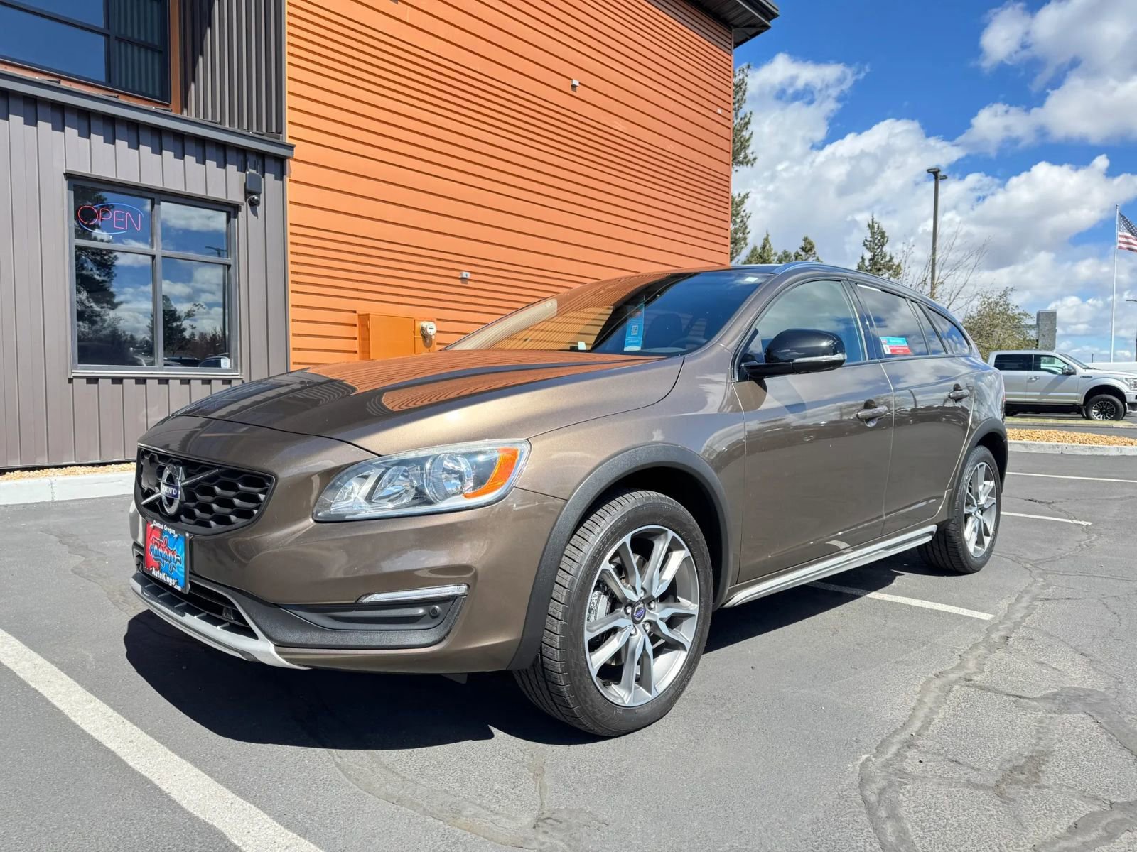 Used 2017 Volvo V60 T5 Cross Country w/ Convenience Package AWD/4WD image 1