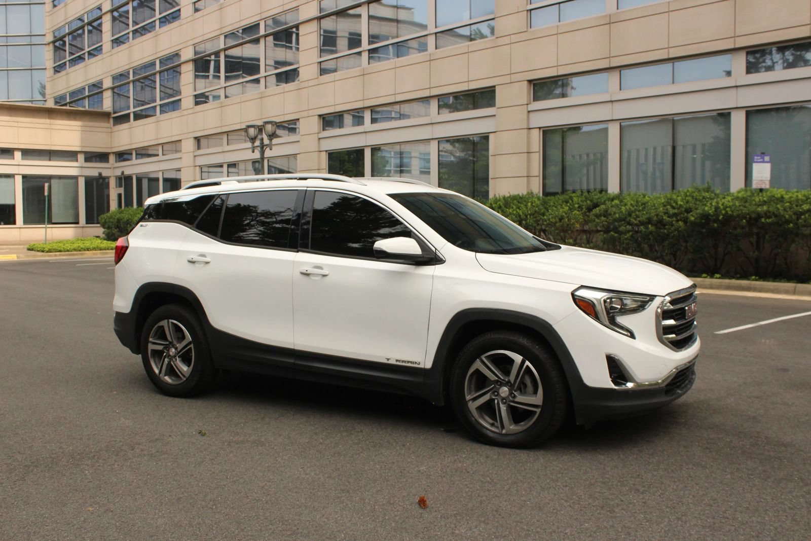 Used 2020 GMC Terrain SLT FWD image 2