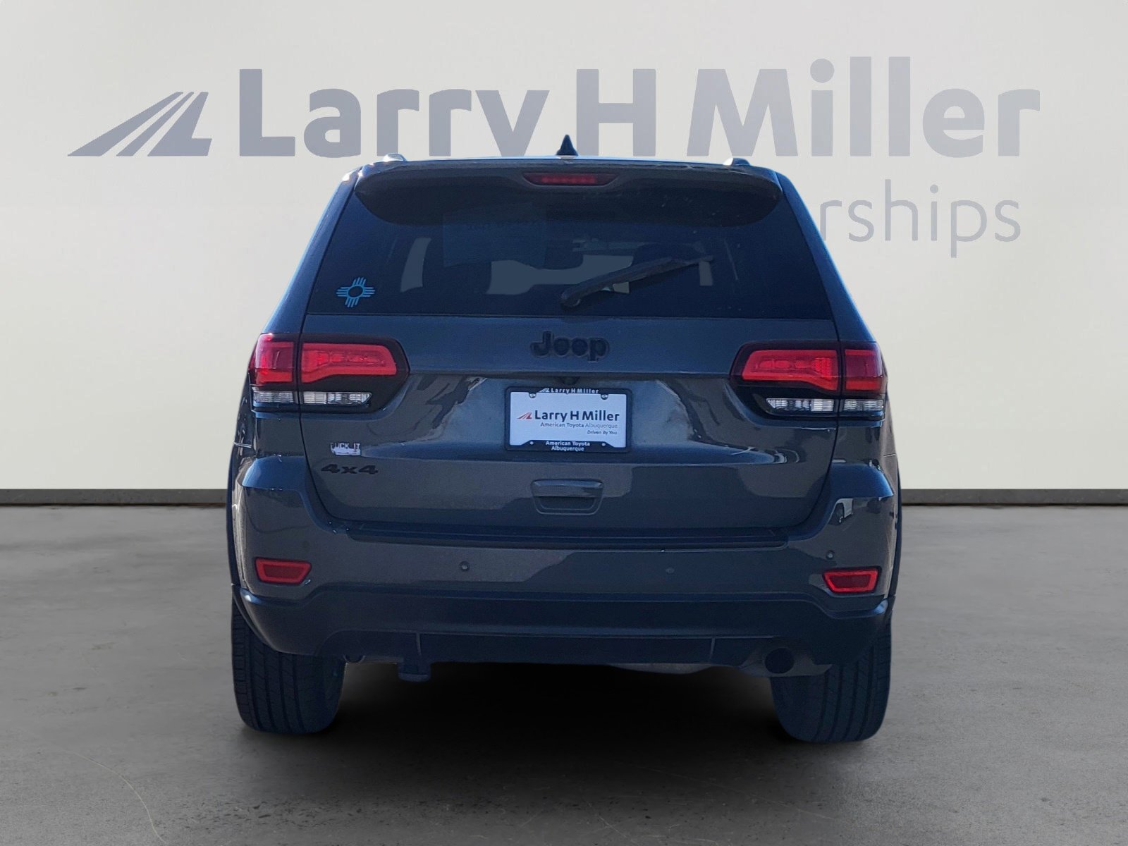 Used 2019 Jeep Grand Cherokee Laredo image 4