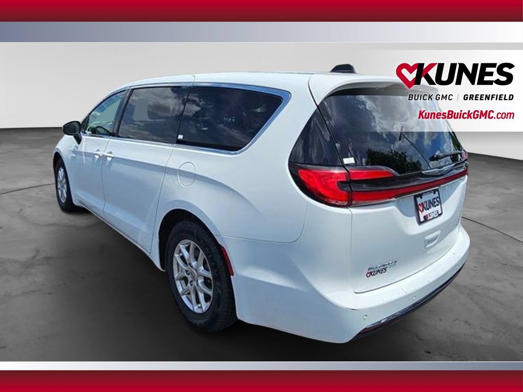 Used 2023 Chrysler Pacifica Touring-L FWD image 8