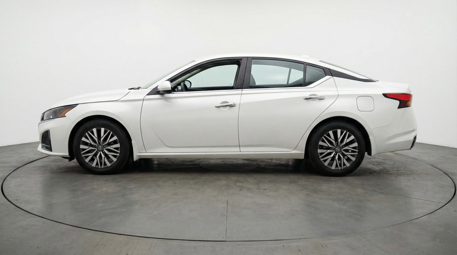 Used 2025 Nissan Altima 2.5 SV image 5
