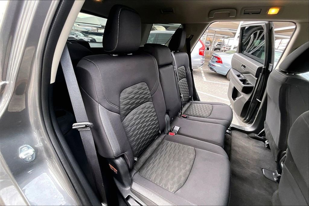 Used 2024 Nissan Pathfinder S image 37