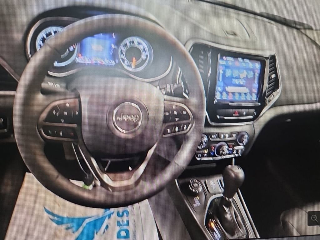 Used 2022 Jeep Cherokee Limited image 9