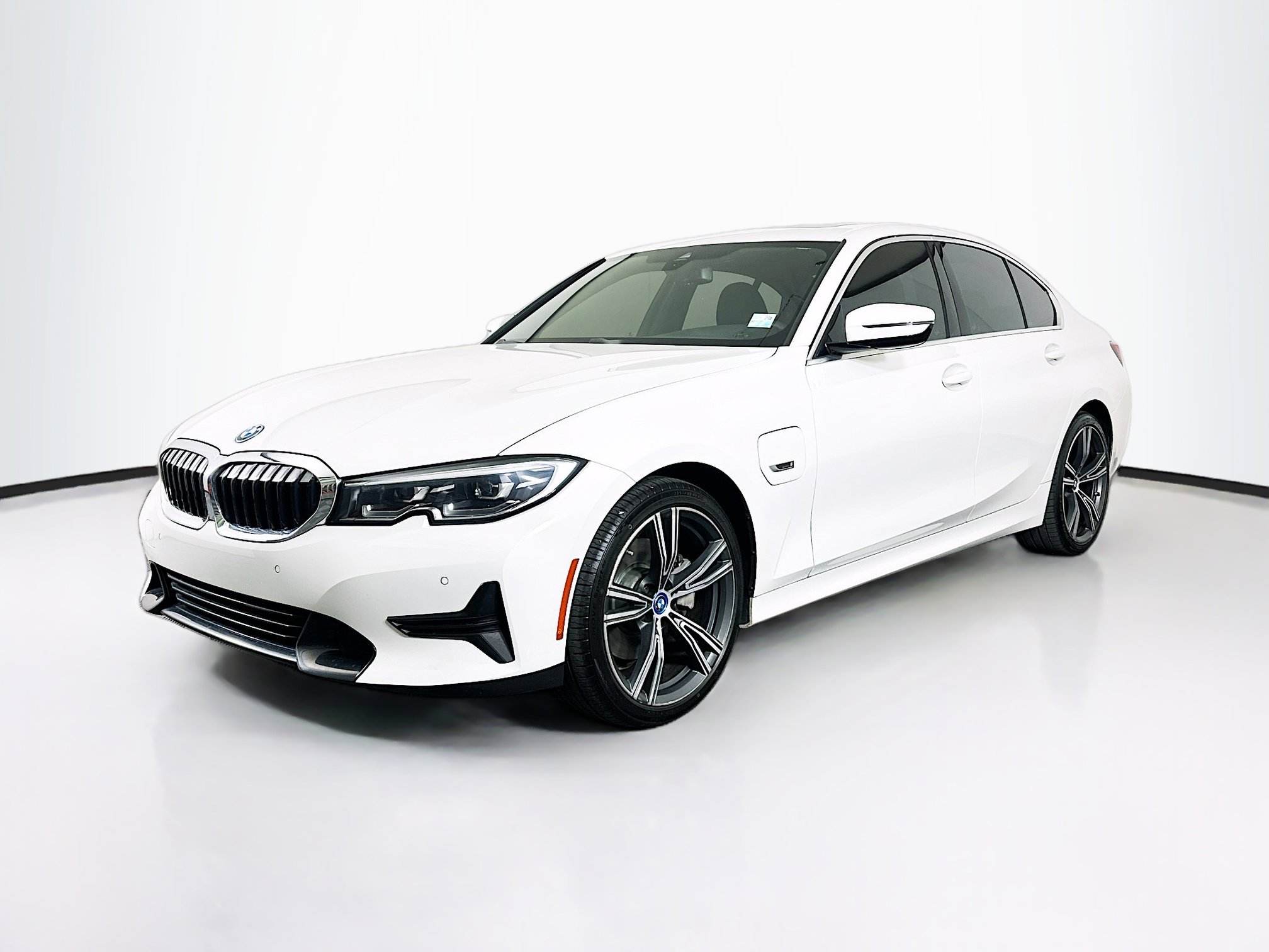 Used 2022 BMW 330e w/ Premium Package RWD image 3