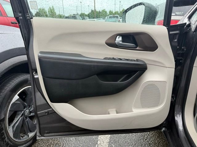 Used 2017 Chrysler Pacifica Touring-L Plus w/ Advanced Safetytec Group FWD image 6