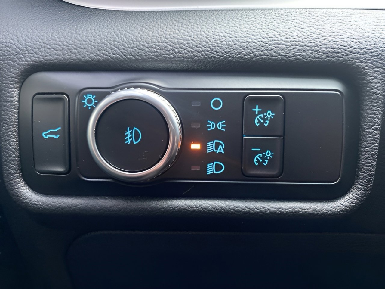 Certified 2023 Ford Explorer XLT w/ Equipment Group 202A image 19