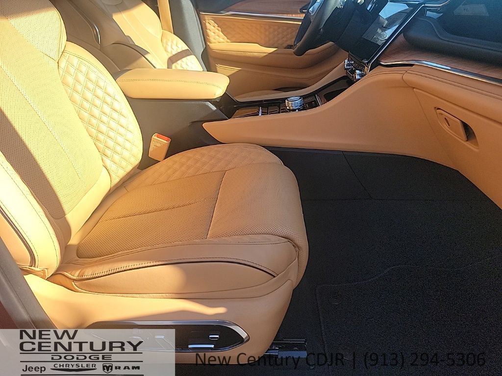 Used 2024 Jeep Grand Cherokee Summit AWD/4WD image 28