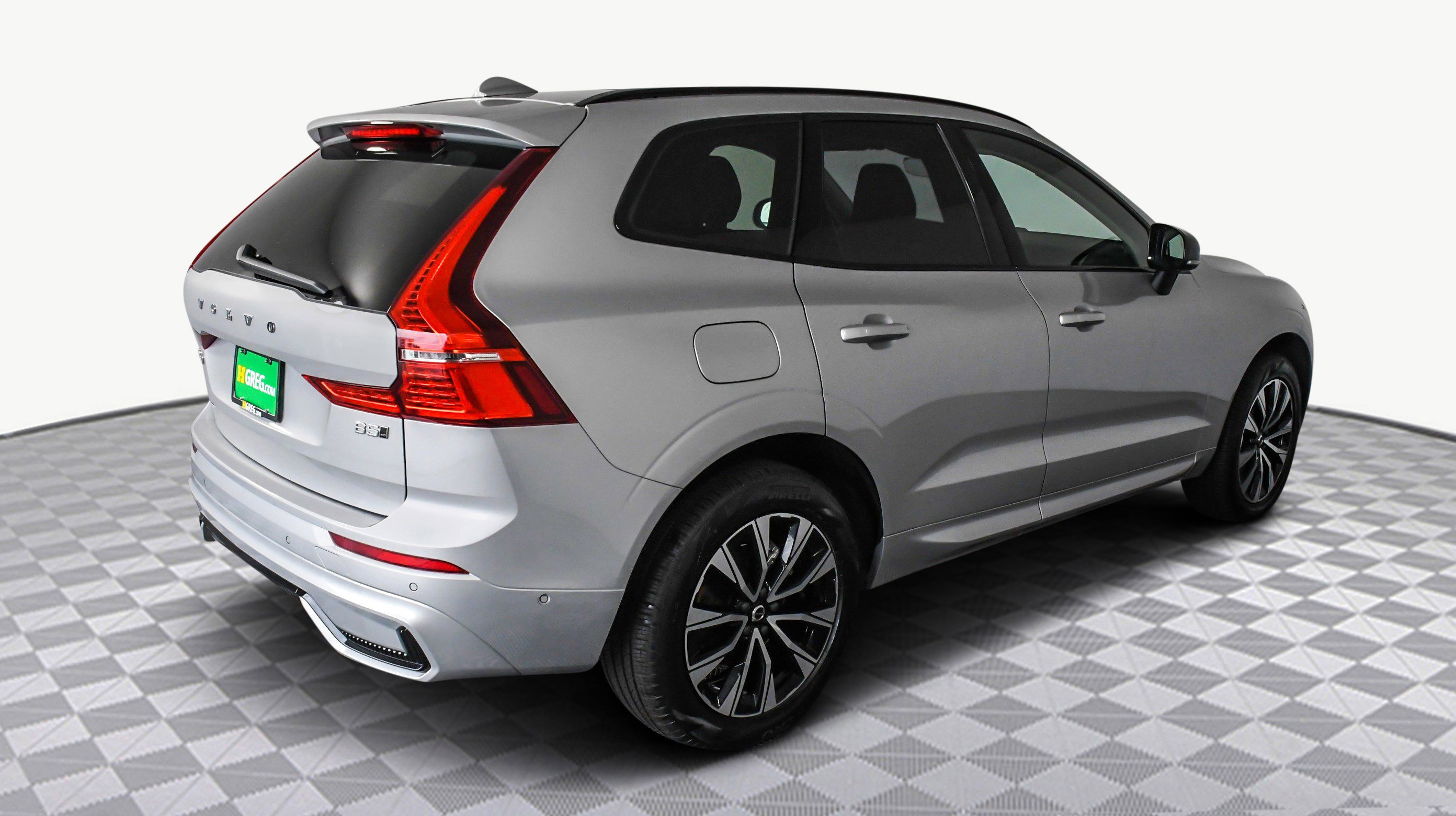 Used 2025 Volvo XC60 B5 Plus image 8