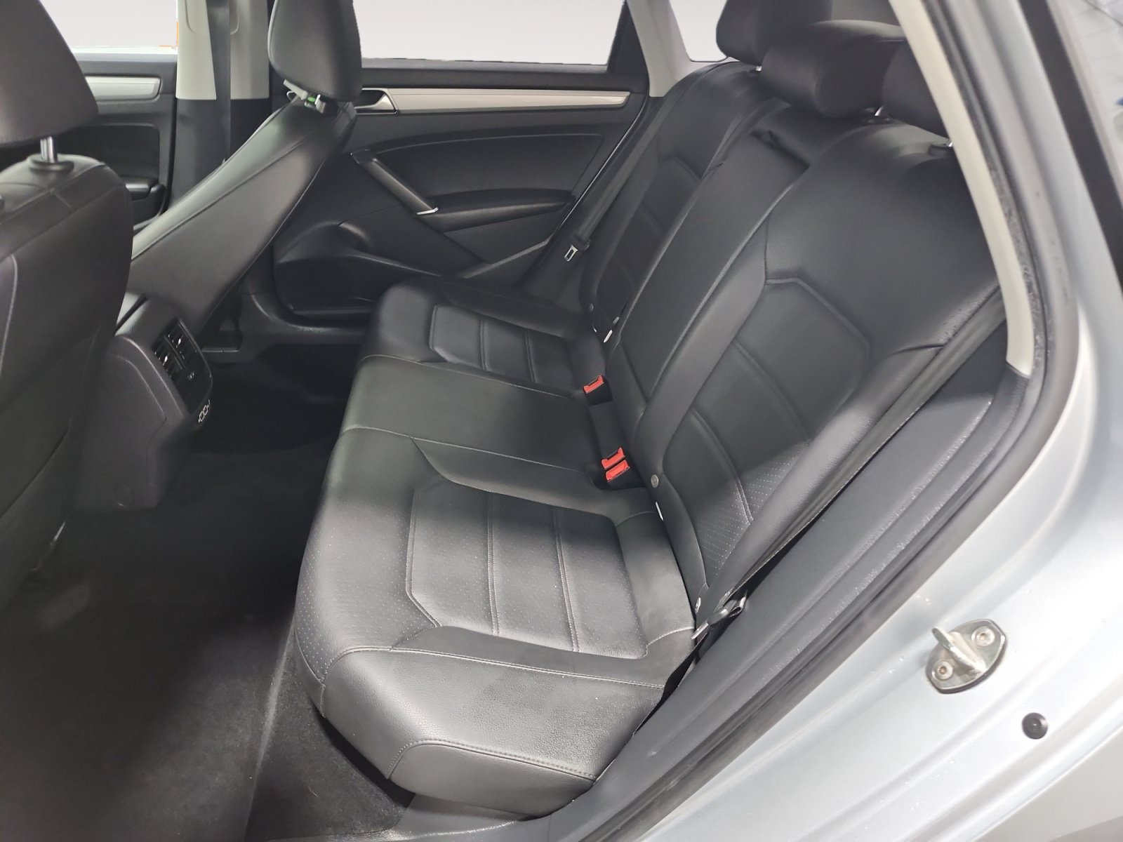 Used 2019 Volkswagen Passat 2.0T Wolfsburg w/ Wheels & Sunroof Package FWD image 13