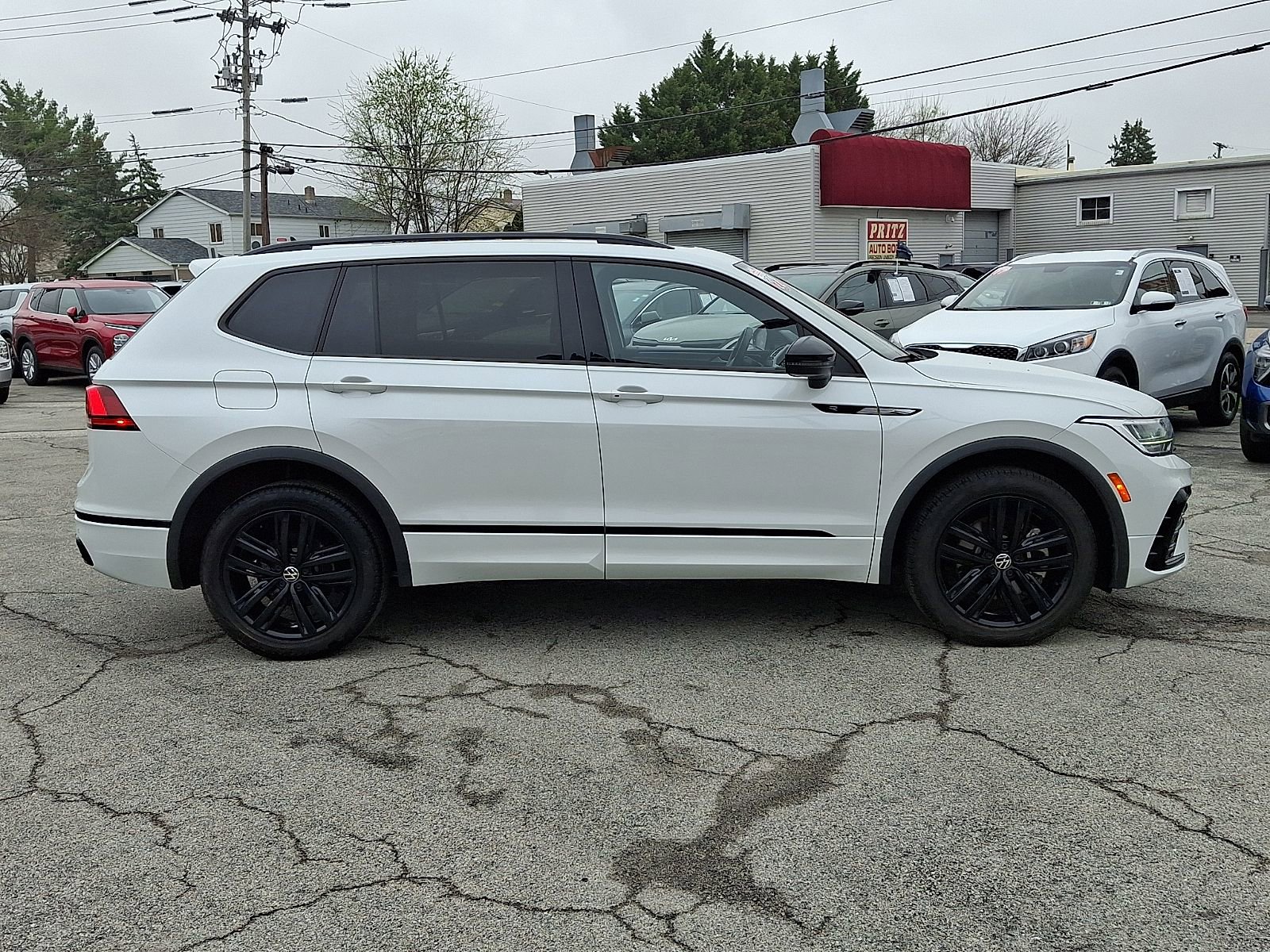 Used 2022 Volkswagen Tiguan SE R-Line image 8