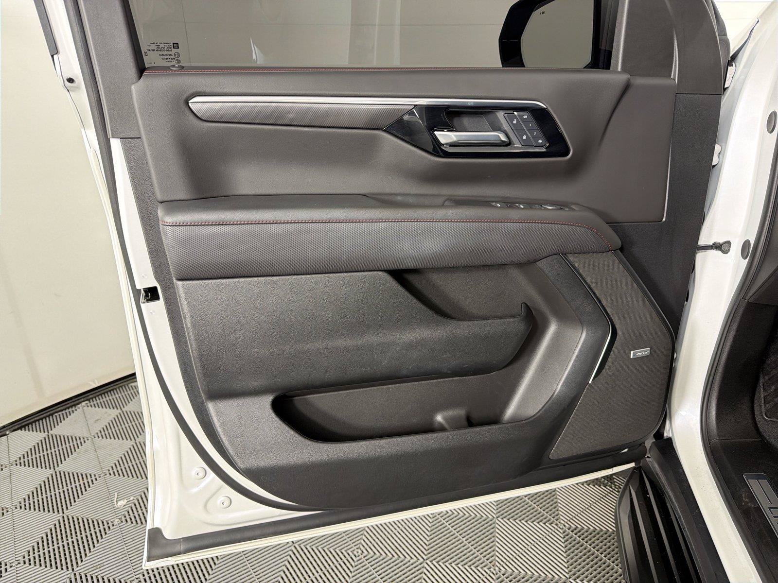 Used 2025 Chevrolet Suburban RST w/ Comfort Package RWD image 8