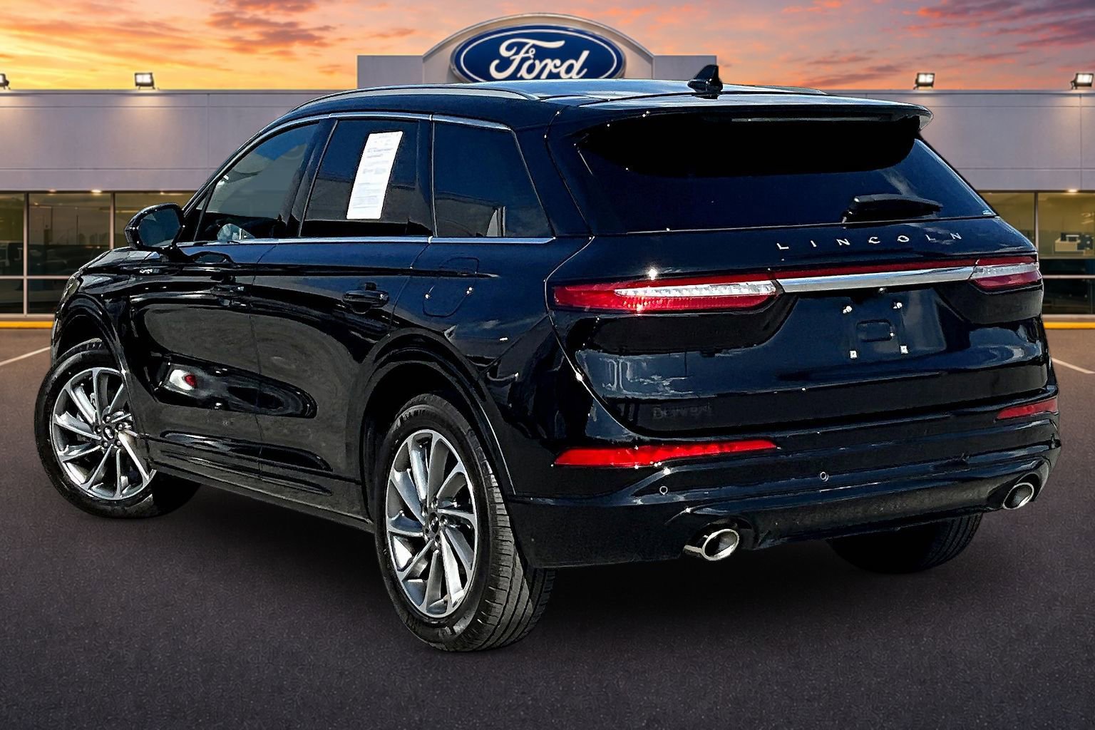 Used 2024 Lincoln Corsair Grand Touring AWD/4WD image 2