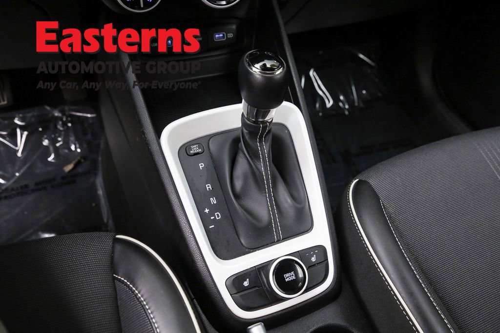 Used 2022 Hyundai Venue Limited image 13