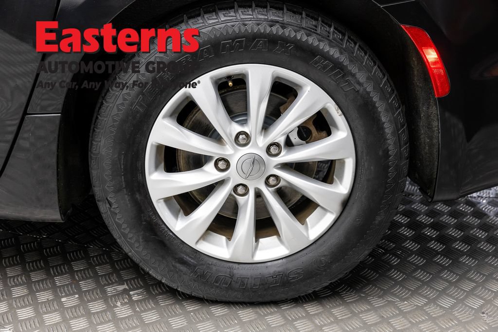 Used 2019 Chrysler Pacifica Touring-L FWD image 8