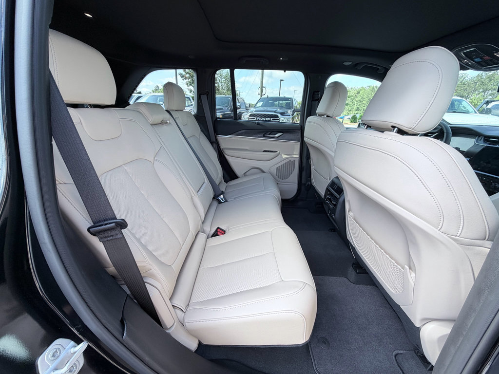 Used 2025 Jeep Grand Cherokee Limited w/ Luxury Tech Group II RWD image 29