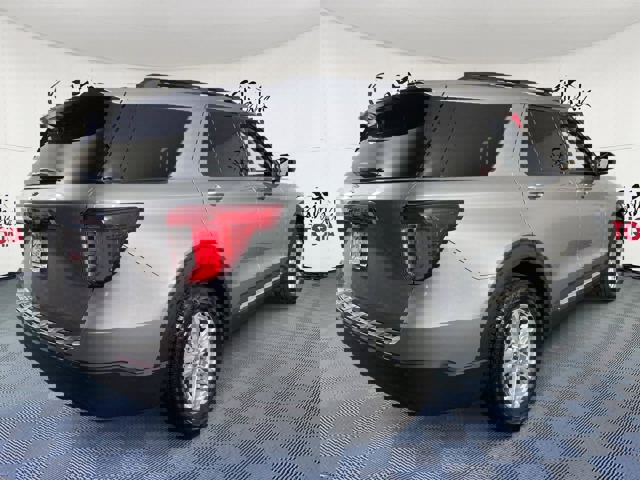 Used 2022 Ford Explorer XLT image 8