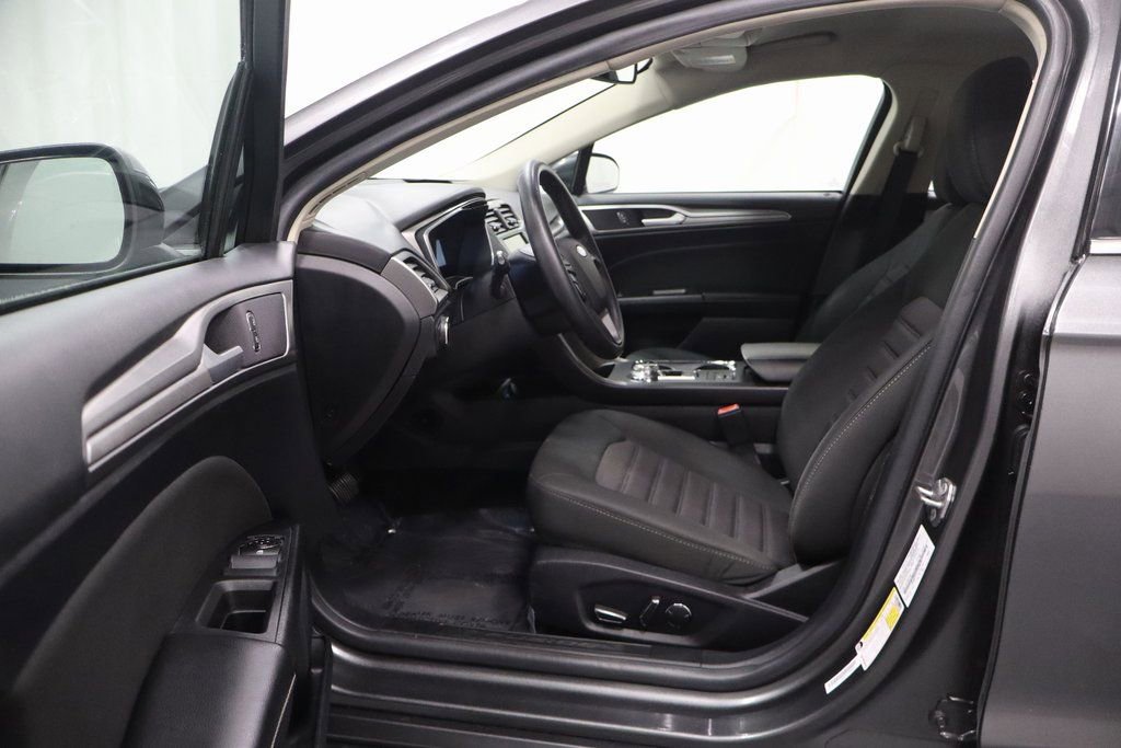 Used 2020 Ford Fusion SE image 11