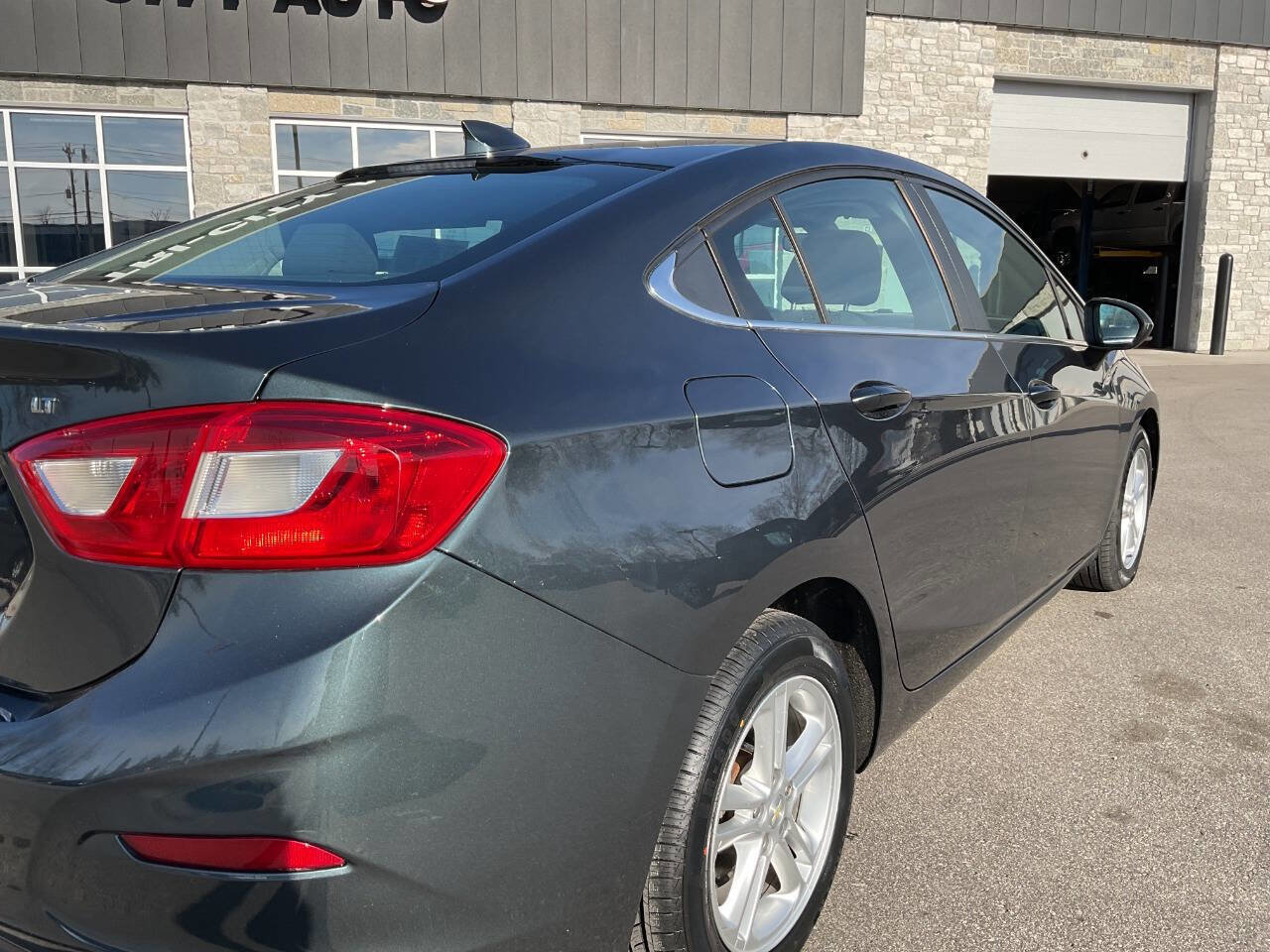 Used 2017 Chevrolet Cruze LT FWD image 8