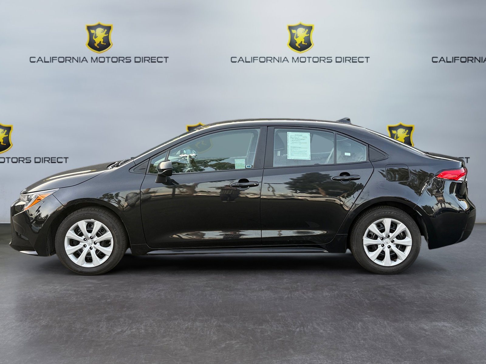 Used 2022 Toyota Corolla LE image 2