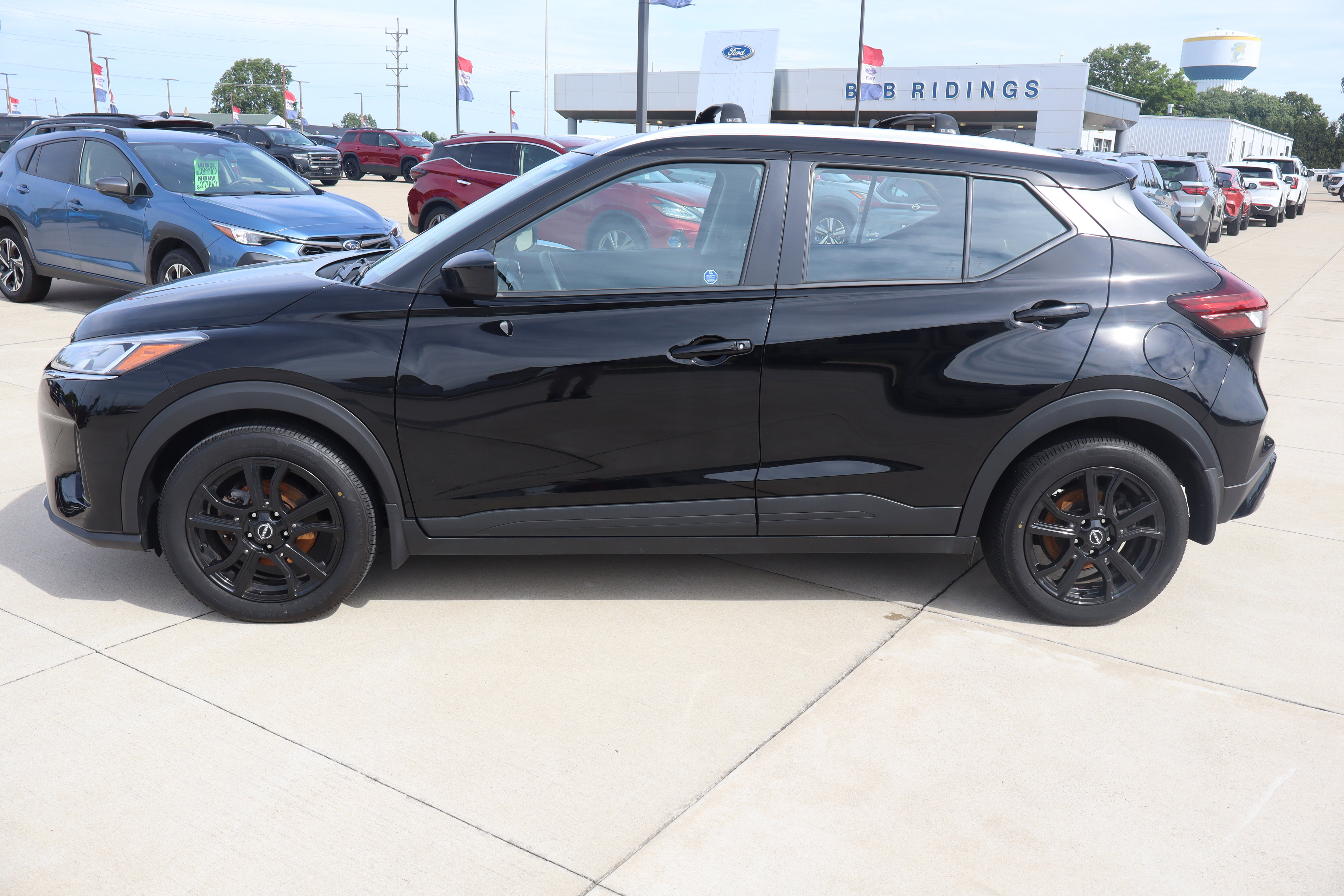 Used 2023 Nissan Kicks SV w/ Interior Electronics Package FWD image 9